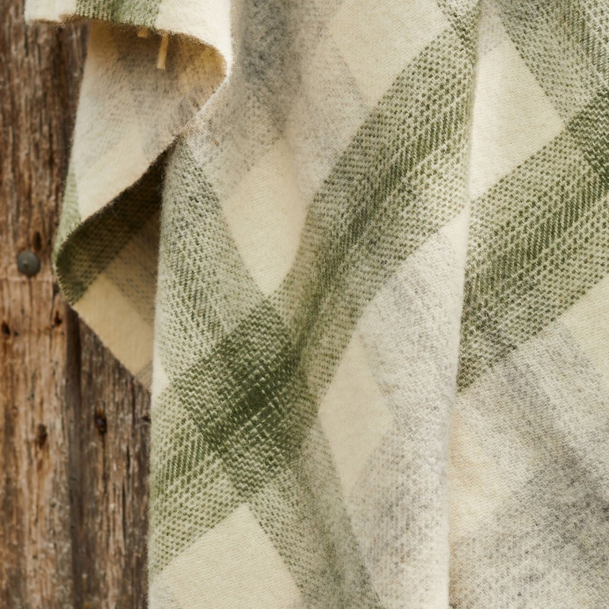 100% wool throws & blankets - Meadow olive