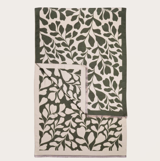 Wrap/scarf fig leaf print with fringed edge green